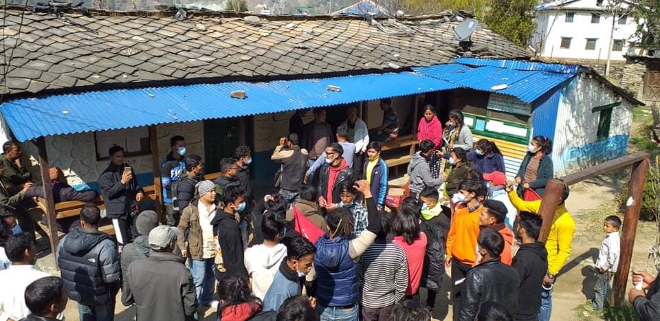 कार्यालय प्रमुख र प्रहरी  भित्रै थुनिए, बाहिर तालाबन्दी