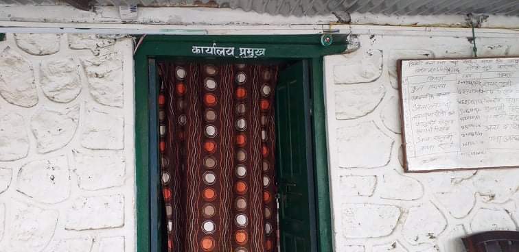 त्रिवेणी साना जलविद्युतमा लगाएकाे ताला खुल्याे