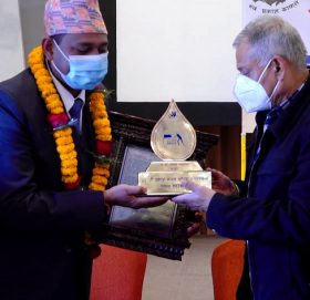 २६ औँ मानवअधिकार पुरस्कार बाजुराका डा: विश्वकर्मालाई