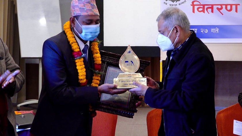 २६ औँ मानवअधिकार पुरस्कार बाजुराका डा: विश्वकर्मालाई