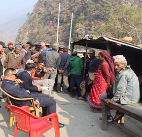 साफेँ मार्तडी सडक खण्ड अन्तरगत अम्कोटका पिडीतलाइ राहत बितरण