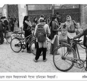 विद्यार्थीलाई बस्न बेन्चको अभाव : सिट पाउन तीन घण्टा अगाडि गेटमा लाइन
