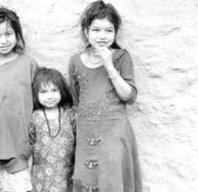 भोक लाग्दा माटो खान्छन् टुहुरा बालिका