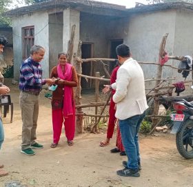 पत्रकार सिंहले जसको नाम बाट पुुरस्कार पाए उसकै परिवारलाइ हस्तान्तरण गरे