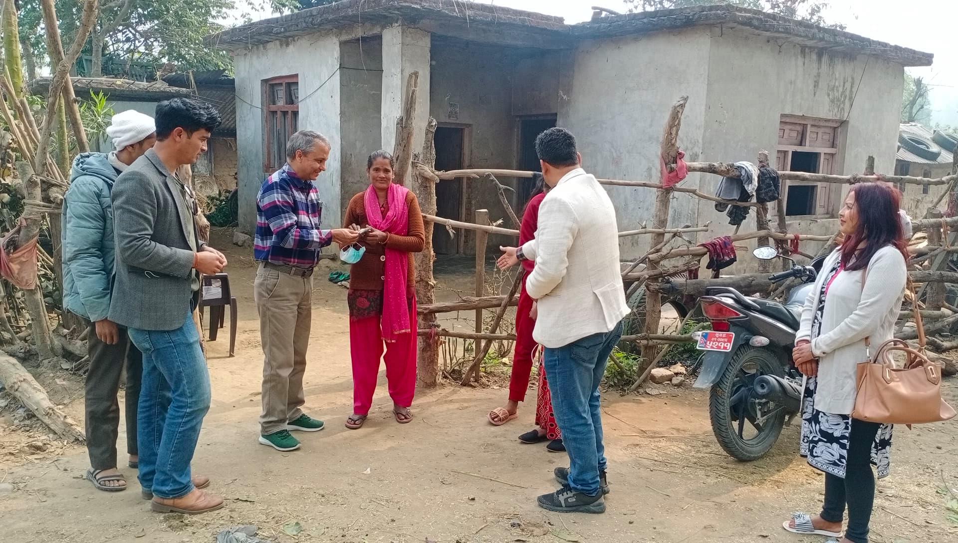 पत्रकार सिंहले जसको नाम बाट पुुरस्कार पाए उसकै परिवारलाइ हस्तान्तरण गरे