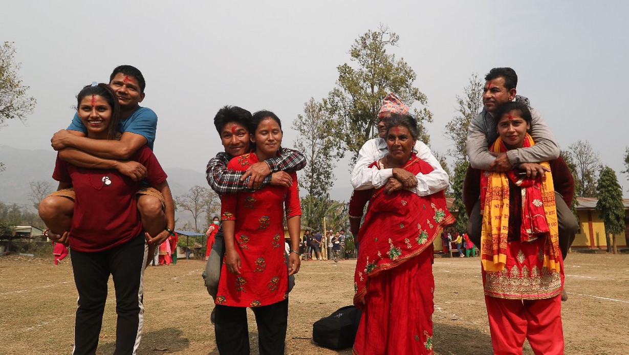 अन्तर्राष्ट्रिय नारी दिवसको अवसरमा श्रीमानलाई बोकेर दौड प्रतियोगिता
