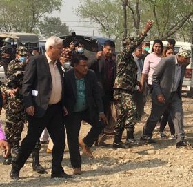 स्थानीयले मञ्चमै ढुंगामुढा गरेपछि कार्यक्रम छाडेर हिँडे अर्थमन्त्री पौडेल