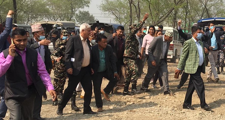 स्थानीयले मञ्चमै ढुंगामुढा गरेपछि कार्यक्रम छाडेर हिँडे अर्थमन्त्री पौडेल