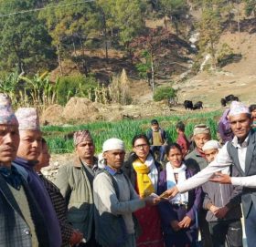 डढेलाे लागेर उपचारका क्रममा मृत्यु भएकी खड्काका परिवारलाई काँग्रेसले  गर्याे नगद सहयाेग