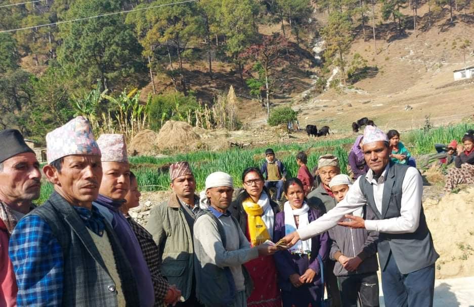 डढेलाे लागेर उपचारका क्रममा मृत्यु भएकी खड्काका परिवारलाई काँग्रेसले  गर्याे नगद सहयाेग