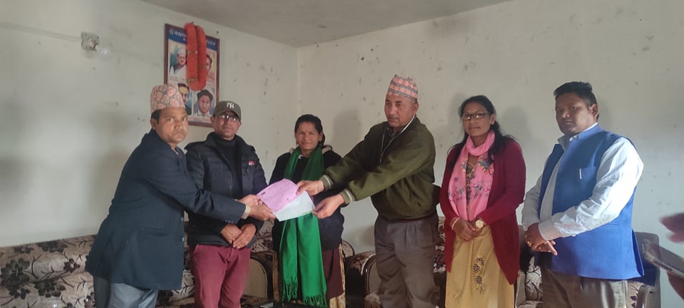 घाईते पत्रकार पण्डितलाई आर्थिक सहयोग