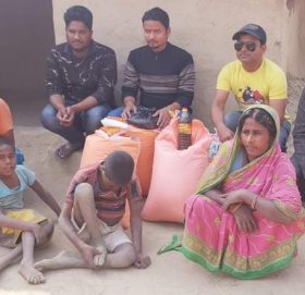 एकै परिवारको दुई अपाङ्ग सन्तान, विपन्नलाई खाद्यान्न सहयोग प्रदान