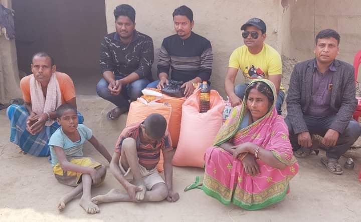 एकै परिवारको दुई अपाङ्ग सन्तान, विपन्नलाई खाद्यान्न सहयोग प्रदान