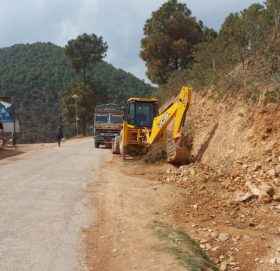 बैतडीको पाटनमा सडक निर्माणमा प्रहरीे हस्तक्षेप,‘जेसीबी अपरेटर नियन्त्रणमा’