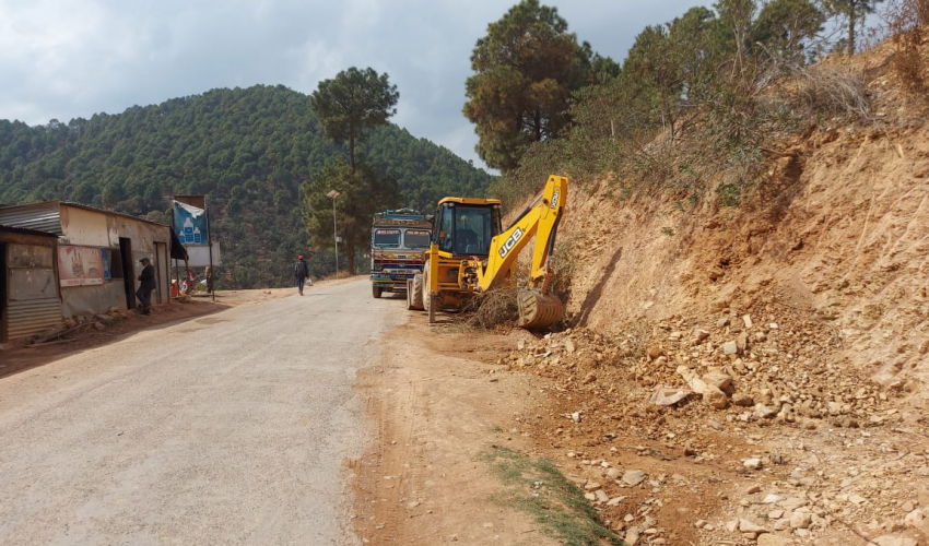 बैतडीको पाटनमा सडक निर्माणमा प्रहरीे हस्तक्षेप,‘जेसीबी अपरेटर नियन्त्रणमा’