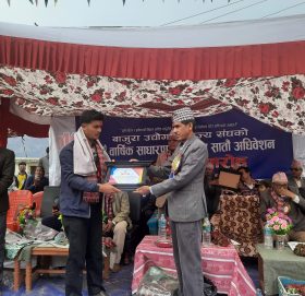 सामाजिक क्षेत्रमा कलम चलाएको भन्दै पत्रकार सिंह सम्मानित