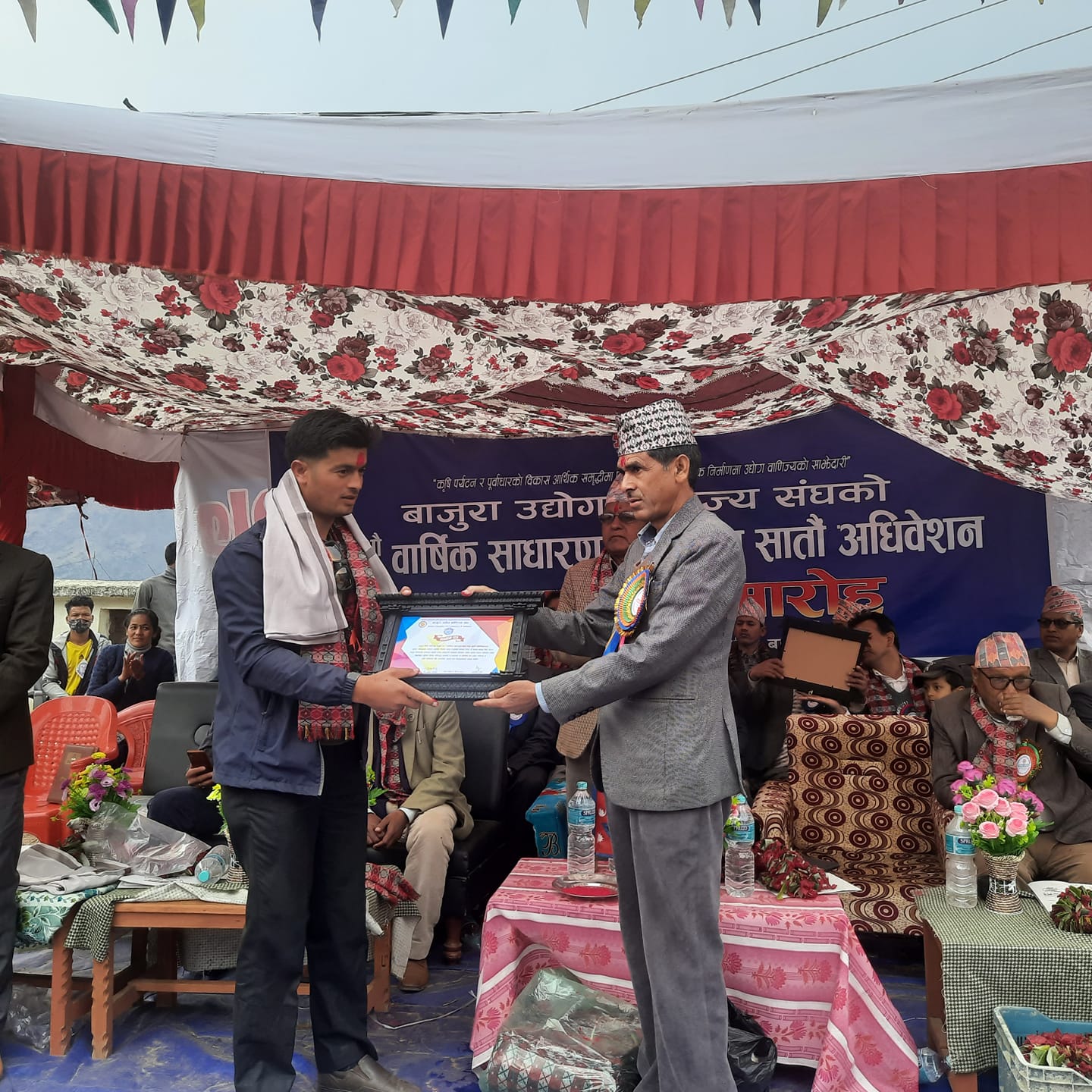 सामाजिक क्षेत्रमा कलम चलाएको भन्दै पत्रकार सिंह सम्मानित