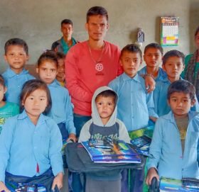 वडा स्तरिय बाल क्लब द्वारा शैक्षिक सामाग्री बितरण