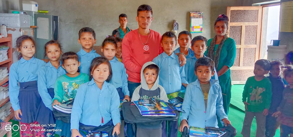 वडा स्तरिय बाल क्लब द्वारा शैक्षिक सामाग्री बितरण