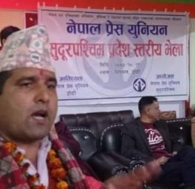 पत्रकार दयाराम पण्डितलाइ उपचारका लागि नेपालगञ्ज लगिदै