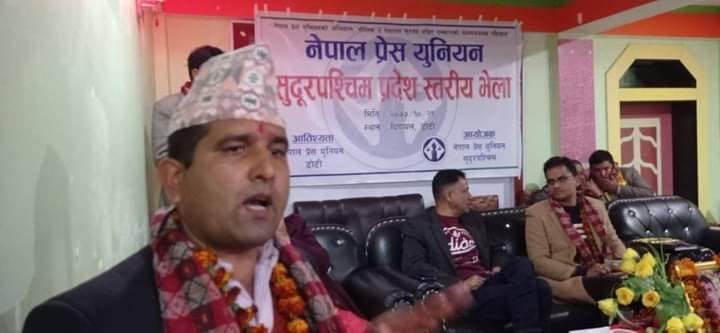 पत्रकार दयाराम पण्डितलाइ उपचारका लागि नेपालगञ्ज लगिदै