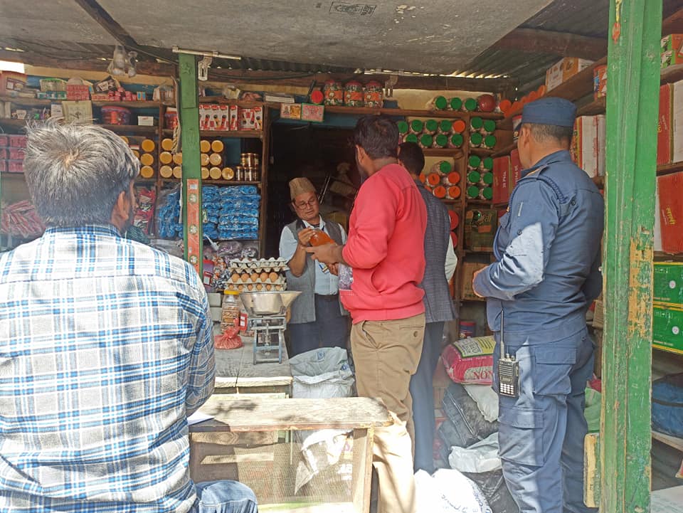 बुढिनन्दा नगरपालिकाले पहिलो पटक कोल्टि बजार अनुुगमन, अखाद्य बस्तु भेटियो