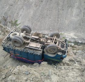 साफेँ मार्तडी सडक खण्ड अन्तरगत अम्काेट सडकमा ट्रक दुर्घटना