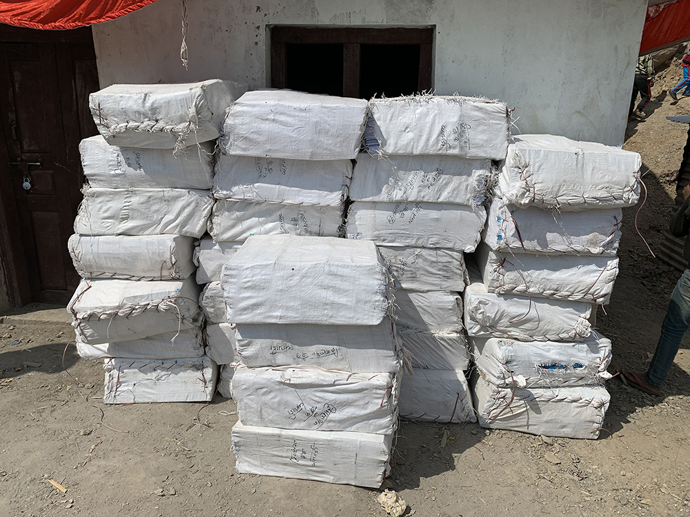 हिमालयन बैंकद्वारा शैक्षिक सामग्री बितरण