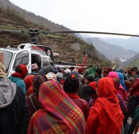 अम्लिस गाउँ पहिलाे पटक हेलिकप्टर पुग्दा हेर्नेकाे भिड (फाेटाे फिचर)