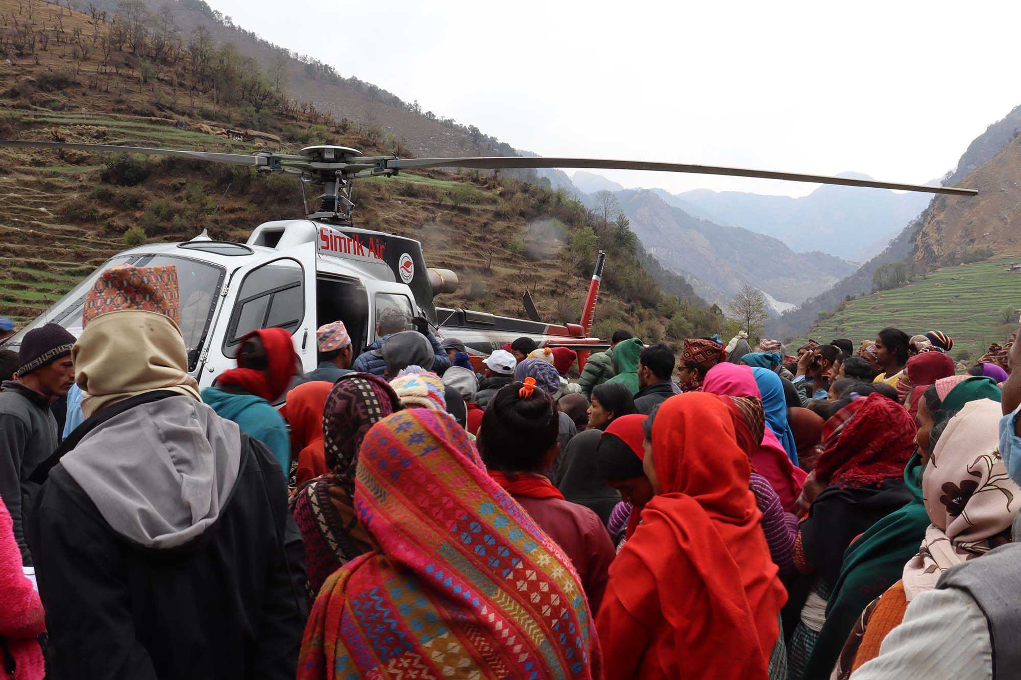 अम्लिस गाउँ पहिलाे पटक हेलिकप्टर पुग्दा हेर्नेकाे भिड (फाेटाे फिचर)