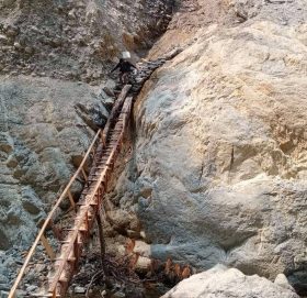 डर लाग्दो भिरमा सिढिँको साहारामा जोखिम यात्रा