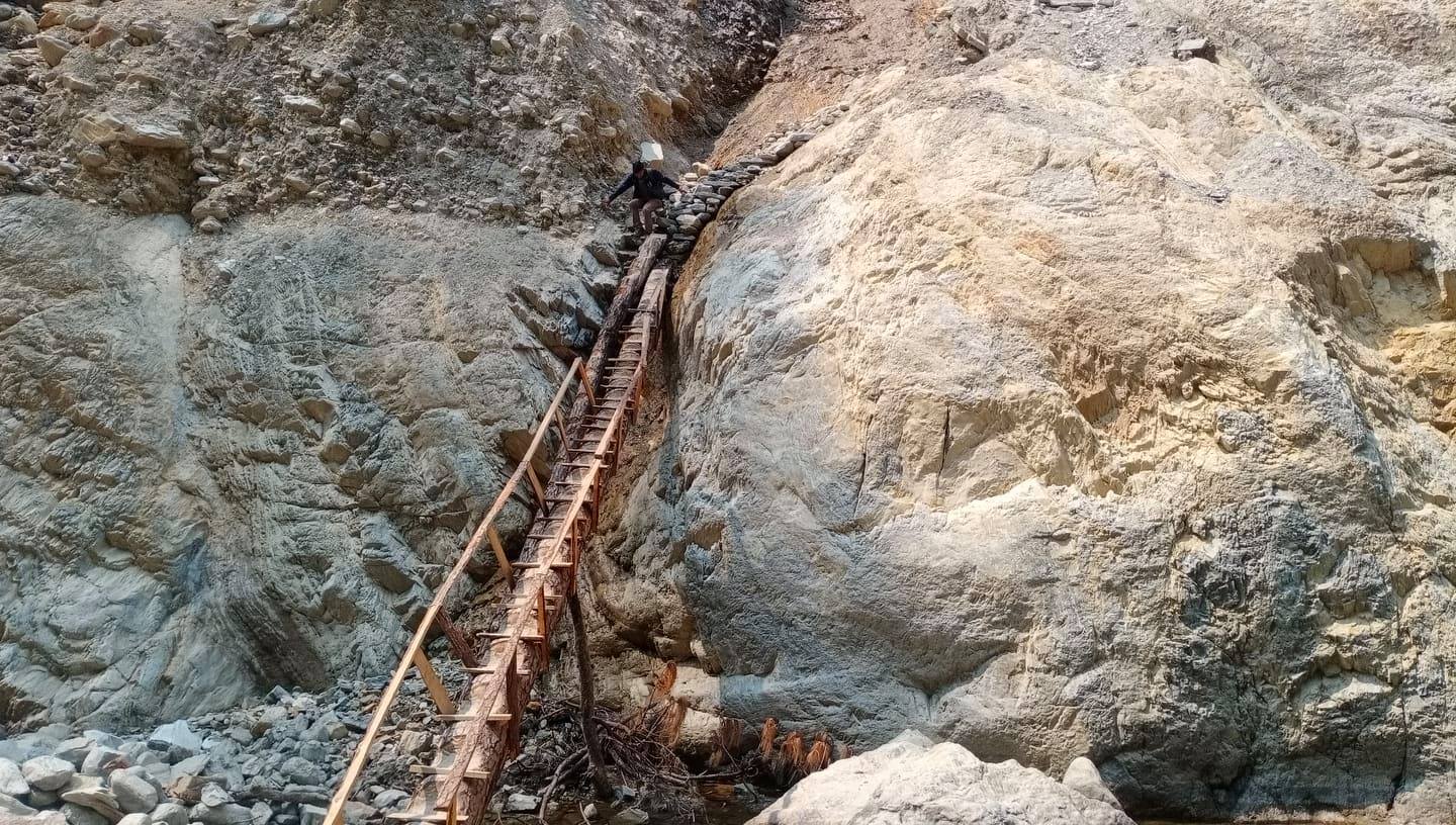 डर लाग्दो भिरमा सिढिँको साहारामा जोखिम यात्रा