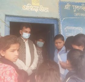 भाइरल प्रभाबित बिद्यालयमा नगरप्रमुख र चिकित्सकको टोलि पुुगेर चेकजाँच