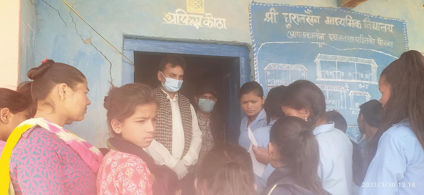भाइरल प्रभाबित बिद्यालयमा नगरप्रमुख र चिकित्सकको टोलि पुुगेर चेकजाँच