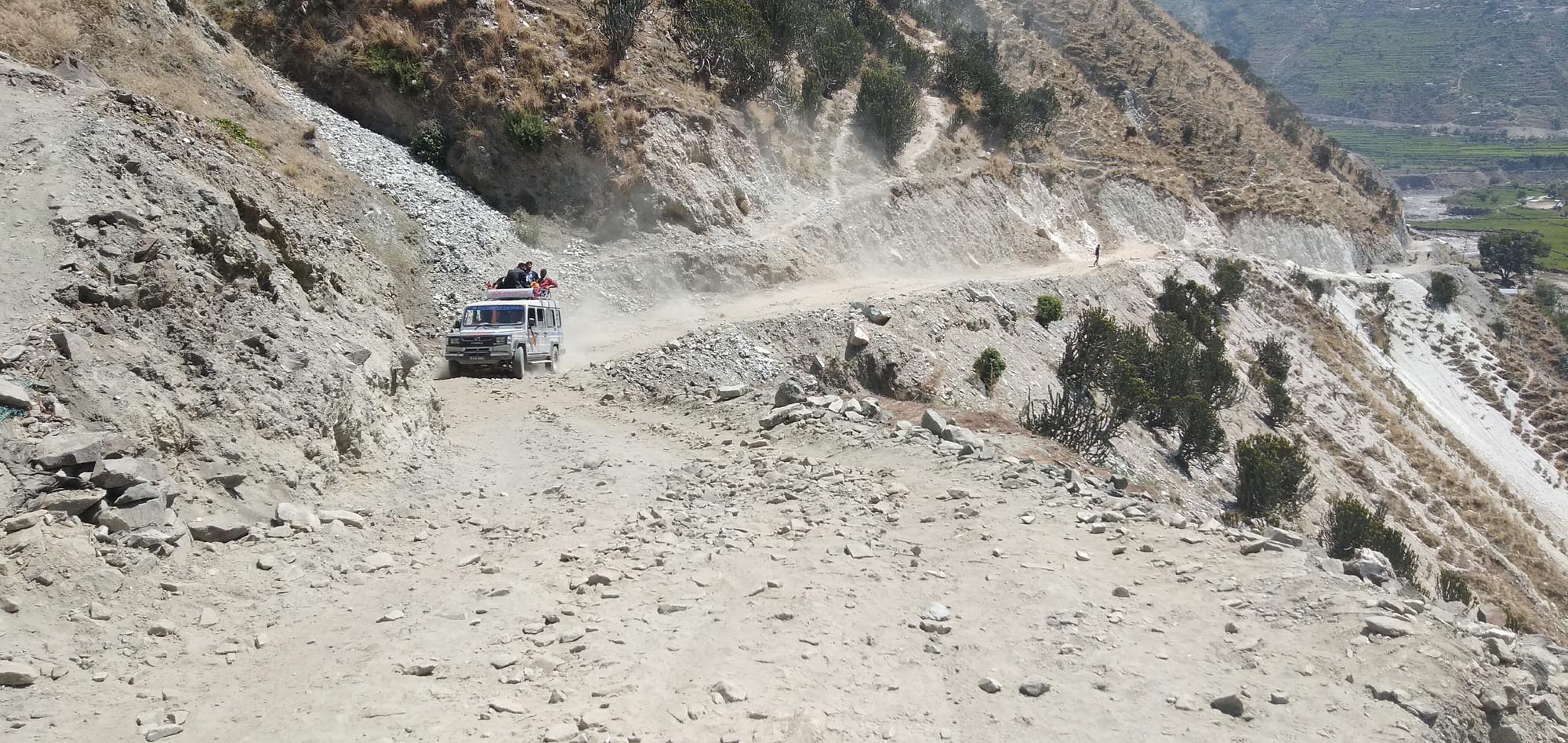 कर्णालि करीडोरमा ५ सिट पाँस भएको जिबले तेब्बर यात्रु बाेक्दै