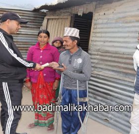 लेखापाल विष्टले ‘निजामती सेवा पुरस्कार’ बाफत पाएको रकम पिडितलाइ हस्तान्तरण