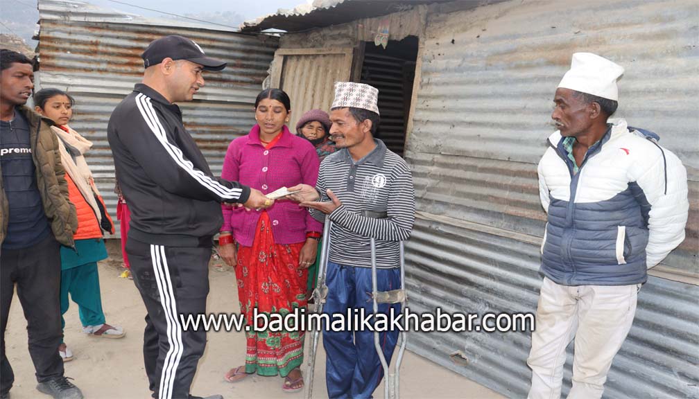 लेखापाल विष्टले ‘निजामती सेवा पुरस्कार’ बाफत पाएको रकम पिडितलाइ हस्तान्तरण