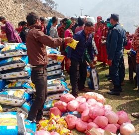 बुढिगंगाको समन्वयमा अम्कोटका पहिरो पिडितलाई राहत बितरण