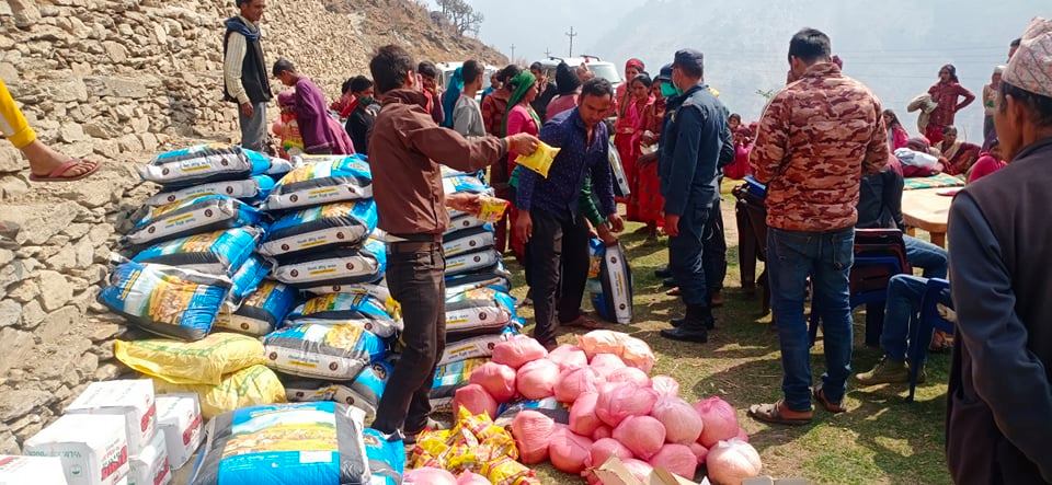 बुढिगंगाको समन्वयमा अम्कोटका पहिरो पिडितलाई राहत बितरण
