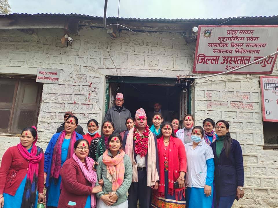 बिरामीको उपचार सँगै आर्थिक सहयोग गर्ने डा. रुपचन्द्रको बिदाई हुँदा बाजुरामा