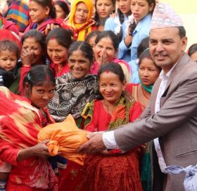 टोलमा पुुगेर सेनिटरि प्याड तथा स्वच्छता सामाग्रि बितरण गर्दै नगरप्रमुख शाह