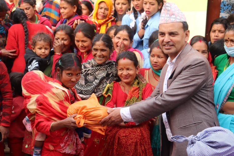 टोलमा पुुगेर सेनिटरि प्याड तथा स्वच्छता सामाग्रि बितरण गर्दै नगरप्रमुख शाह