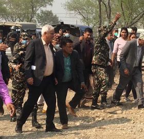 स्थानीयले मञ्चमै ढुंगामुढा गरेपछि कार्यक्रम छाडेर हिँडे अर्थमन्त्री पौडेल