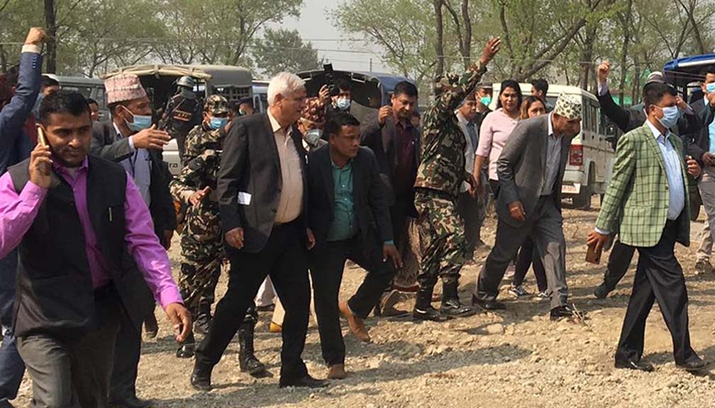 स्थानीयले मञ्चमै ढुंगामुढा गरेपछि कार्यक्रम छाडेर हिँडे अर्थमन्त्री पौडेल