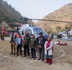 गौमुलमा हेलिकप्टर बाट बिद्युत सामान ढुवानी