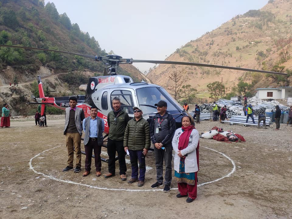 गौमुलमा हेलिकप्टर बाट बिद्युत सामान ढुवानी