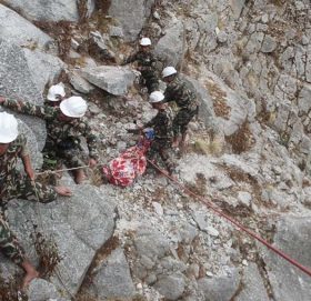 भिरबाट खसेका युवाको शव सेनाले निकाल्यो