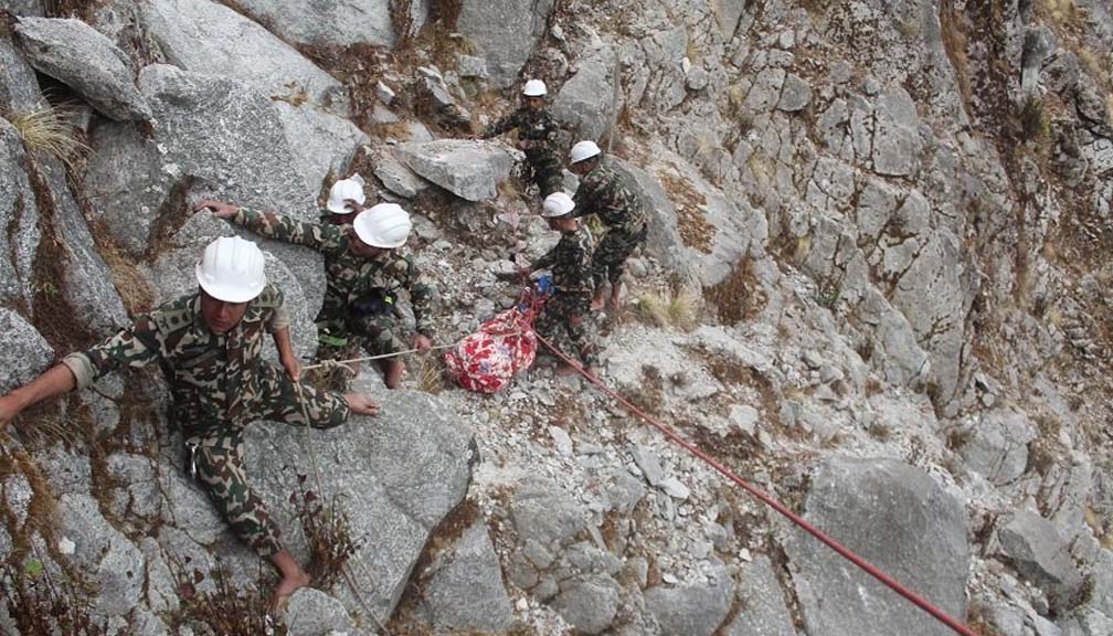 भिरबाट खसेका युवाको शव सेनाले निकाल्यो