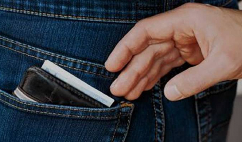 मोटरसाइकलमा लिफ्ट मागेर पकेट मार्ने २१ वर्षीया युवती