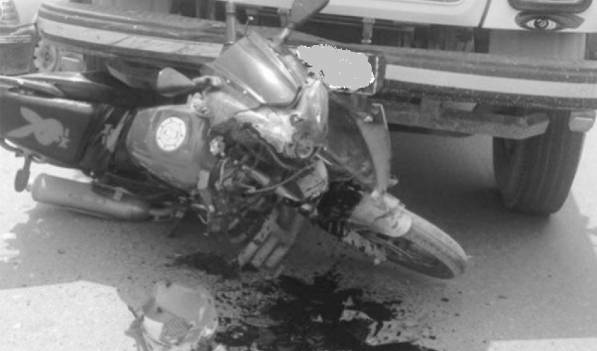 मापसे गरेर चलाएको मोटरसाइकलको ठक्करबाट तीन जना घाइते